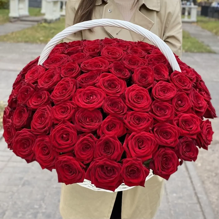 Корзина из 101 красной розы